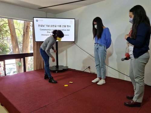 '오징어 게임' 속 그 놀이…딱지치기 하는 멕시코인들