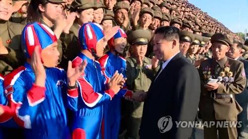 열병식 참가자들 격려하는 북한 김정은
