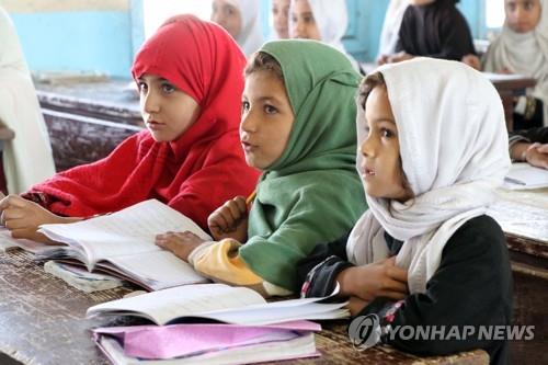 아프간 칸다하르에서 수업 받는 초등학교 여학생