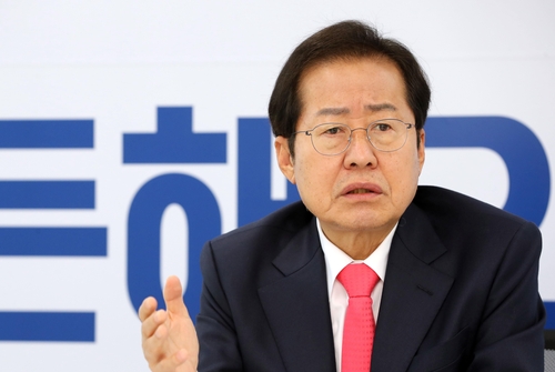 연합뉴스와 인터뷰하는 홍준표 의원