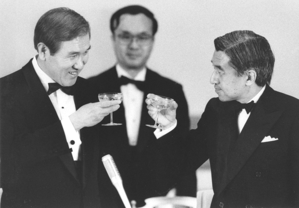 1990년 5월 일본 도쿄도(東京都) 소재 고쿄(皇居)에서 열린 궁중 만찬에서 노태우(왼쪽) 당시 대통령과 아키히토(明仁) 당시 일왕이 잔을 들고 있다. [교도=연합뉴스 자료사진]