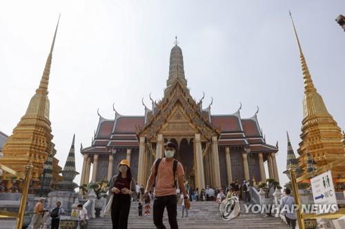 마스크를 쓰고 방콕 시내 왕궁을 둘러보는 관광객들. 2020.2.1[EPA=연합뉴스 자료사진]