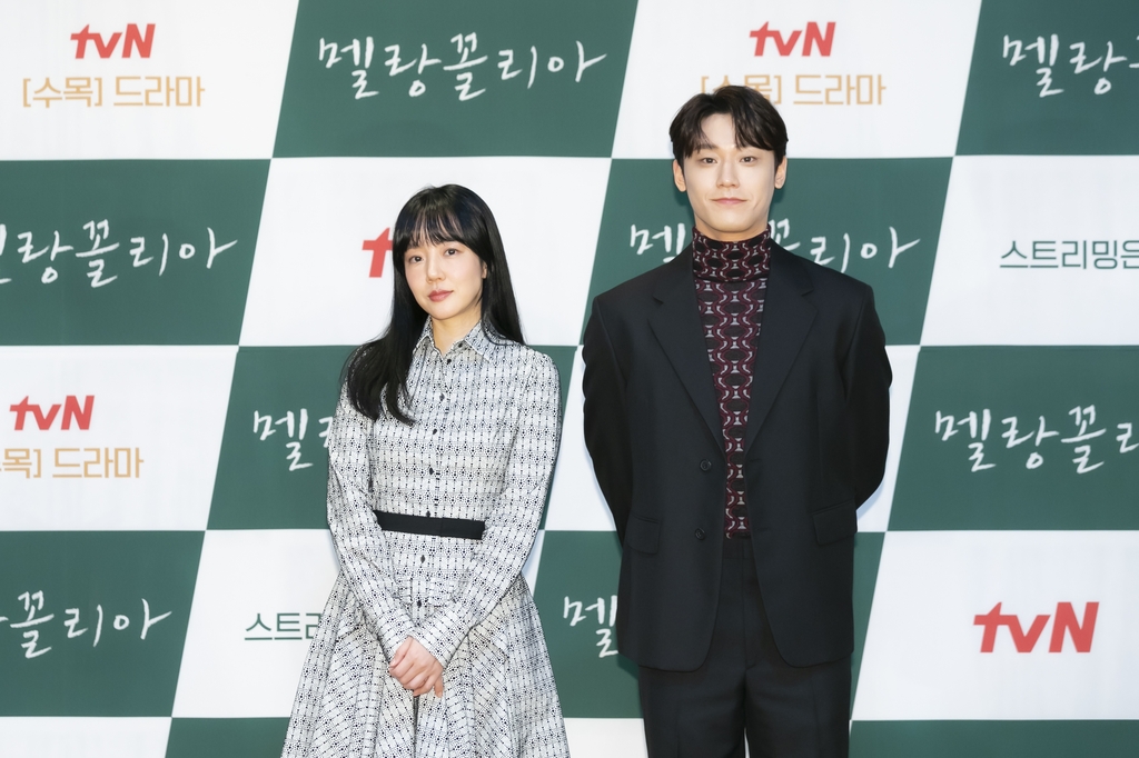 tvN 새 수목드라마 '멜랑꼴리아'의 (왼쪽부터) 배우 임수정과 이도현
