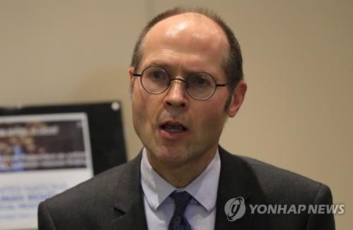 (베이루트 AP=연합뉴스) 레바논 방문 일정을 마치고 12일(현지시간) 베이루트에서 기자회견 하는 올리비에 드 슈터 유엔 극빈·인권 문제 보고관. 2021.11.12. photo@yna.co.kr