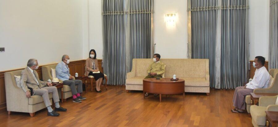 흘라잉 최고사령관(가운데)과 사사카와 요헤이 일본재단 회장이 면담하고 있다.