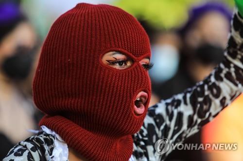 '복면 쓰고 거리로'…여성 추방의 날을 맞아 목소리를 내는 멕시코 여성