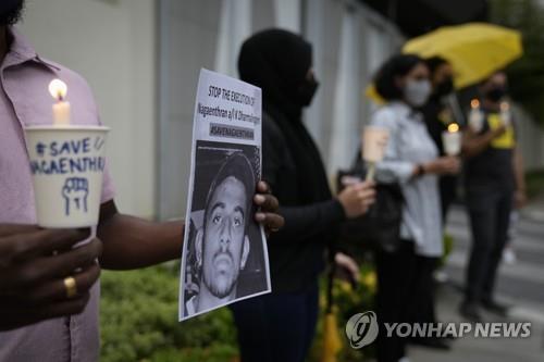 주말레이시아 싱가포르 대사관 앞에서 열린 나겐트란 사형 반대 집회 2021.11.8[AP=연합뉴스] [2021.11.09 송고]