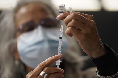 미국 매사추세츠주의 이동식 백신 접종소에서 코로나19 백신을 준비하는 의사