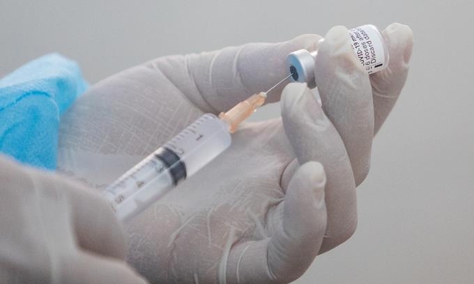 호찌민의 고등학교에서 코로나19 백신 접종을 준비중인 의료진