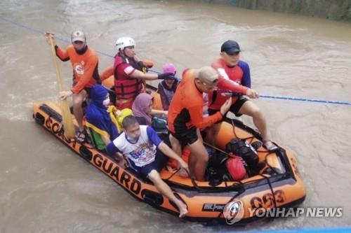 '슈퍼태풍'으로 침수된 거리서 주민 대피시키는 필리핀 구조대