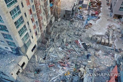 잔해 흩어진 광주 화정아이파크 붕괴 현장 (광주=연합뉴스) 정회성 기자 = 광주 서구 화정현대아이파크 주상복합아파트 구조물 붕괴 이틀째를 맞은 12일 당국은 안전진단을 거쳐 실종자 수색 재개를 결정하기로 했다. 신축 공사 중인 이 아파트의 1개 동 옥상에서 전날 콘크리트 타설 중 28∼34층 외벽과 내부 구조물이 붕괴하면서 작업자 6명이 실종됐다. 사진은 이날 오전 사고 현장의 모습. 2022.1.12 hs@yna.co.kr (끝)