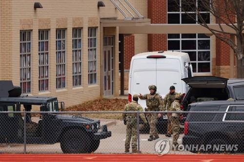 인질극이 벌어진 미국 텍사스주 유대교 예배당과 현장에 배치된 경찰 특수기동대