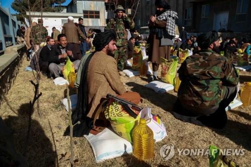 카불에서 독일 정부가 나눠준 구호 식품을 받는 아프간 주민.