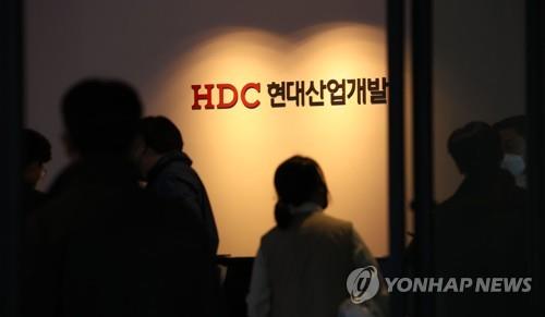 현대산업개발 압수수색 중 (서울=연합뉴스) 류영석 기자 = 고용노동부·경찰이 광주 서구 화정아이파크 붕괴사고와 관련해 서울 용산구 현대산업개발 본사를 압수수색 중인 가운데 19일 오후 현장 모습. 2022.1.19 ondol@yna.co.kr (끝)