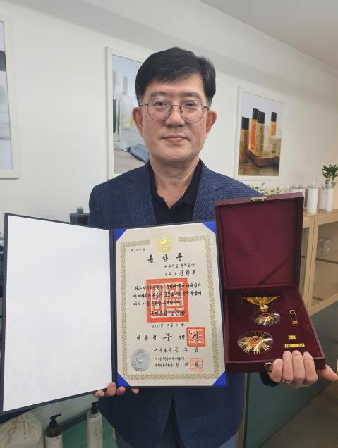 반유신 투쟁 앞장선 故신현봉 신부 국민훈장 모란장