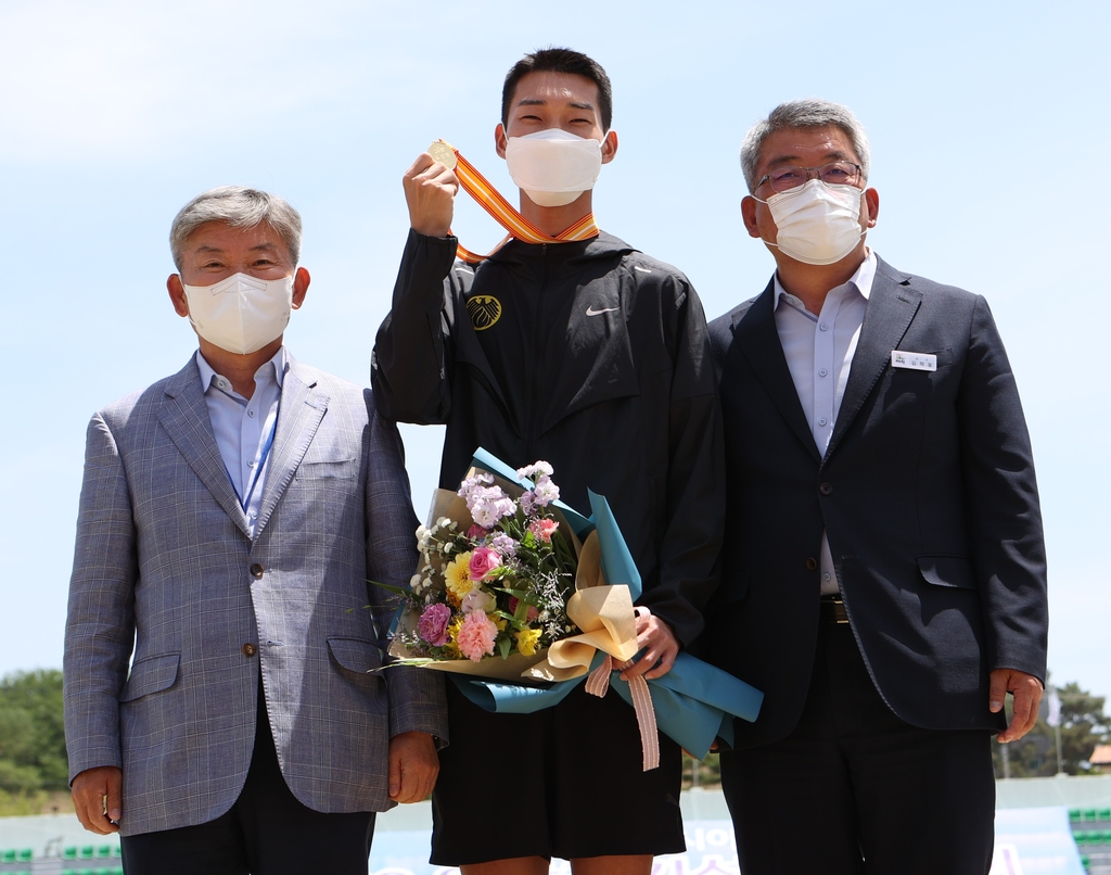 대한육상연맹, 우상혁에게 순금메달 선물