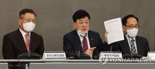 질문에 답하는 정만기 한국무역협회 부회장
