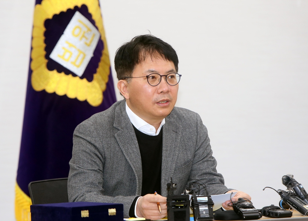 이임 인터뷰하는 장찬수 제주지법 부장판사