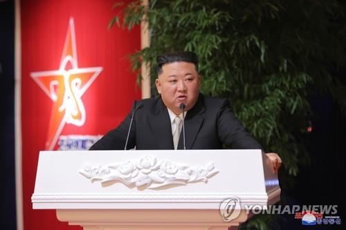 건군절 기념연회서 연설하는 김정은