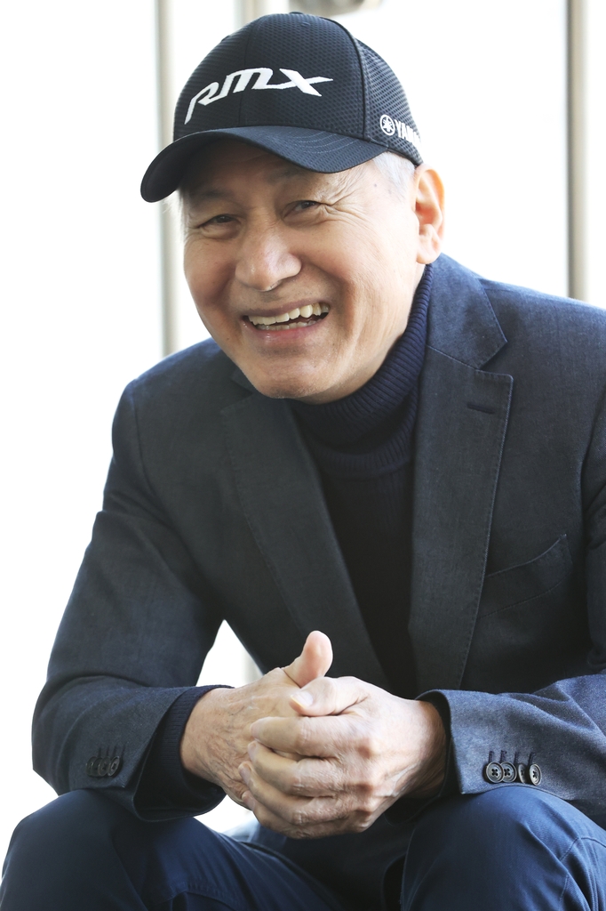 환하게 웃는 안성기