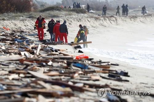 난민선 난파사고 실종자 수색 준비하는 伊 구조대원들(크로토네 로이터=연합뉴스) 이탈리아 구조대원들이 28일(현지시간) 칼라브리아주 크로토네시의 해변에서 난민선 난파사고 실종자 수색에 나설 준비를 하고 있다. 이틀 전인 지난 26일 칼라브리아주 동쪽 해상에서 난민 180∼250명을 태운 유럽행 선박이 난파해 지금까지 64명이 숨졌다. 2023.02.28 clynnkim@yna.co.kr