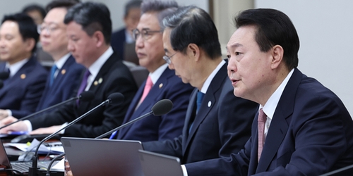 尹대통령 "주당 60시간 이상 근무, 건강보호 차원서 무리"