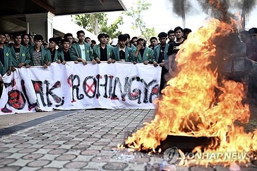 로힝야족 추방 요구하는 인도네시아 대학생들