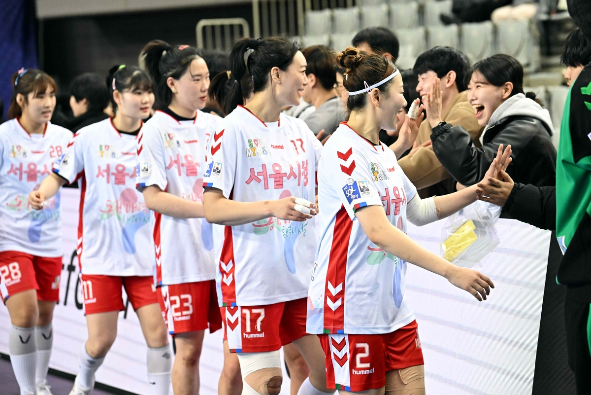 팬들과 하이파이브 하는 선수들의 모습.