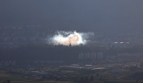 17일(현지시간) 레바논 남부에서 발사된 로켓으로 이스라엘 국경 마을에 연기가 피어오르는 모습