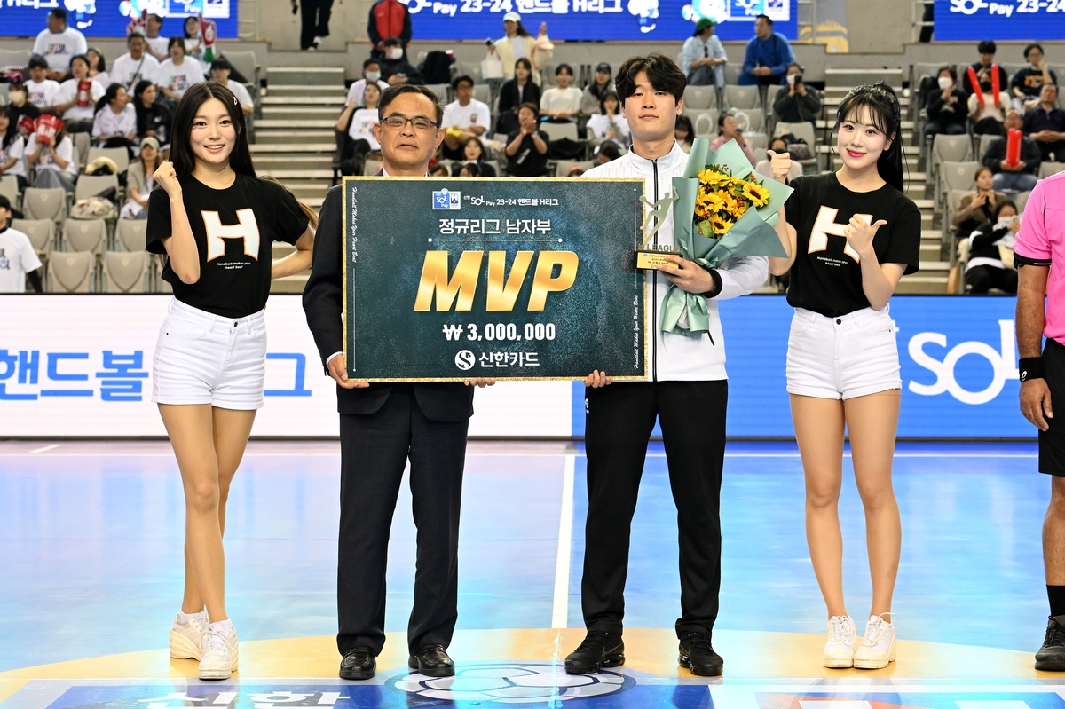 남자부 MVP 신재섭(오른쪽)과 시상자 신한카드 최재훈 부사장.