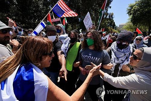 미국 UCLA에서 충돌한 친이스라엘·친팔레스타인 시위대