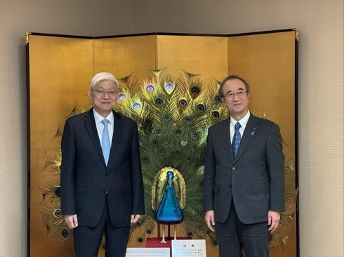 윤덕민 대사(왼쪽)와 하나즈미 히데요 니가타현 지사