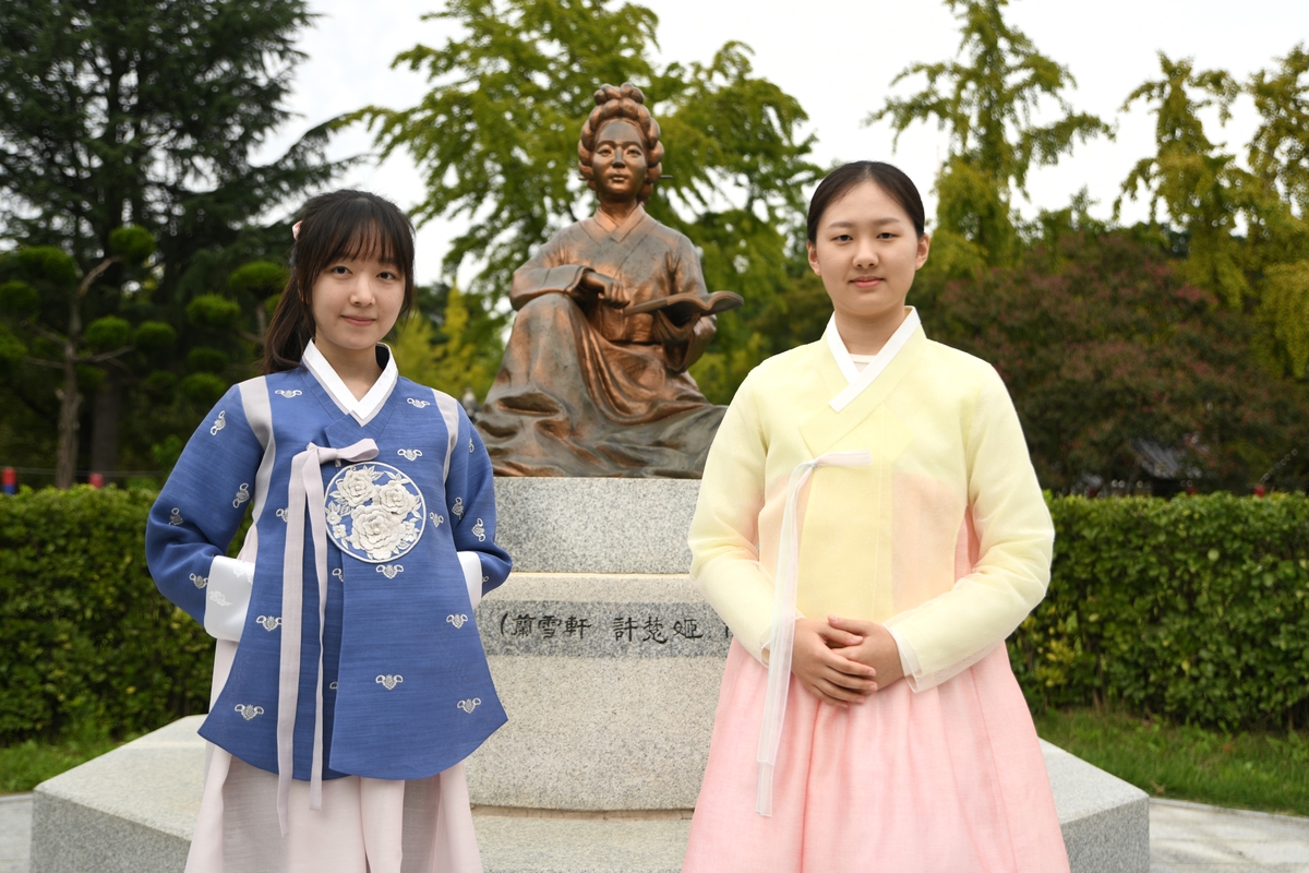 난설헌배 3연패를 달성한 김은지(오른쪽)와 준우승자 허서현