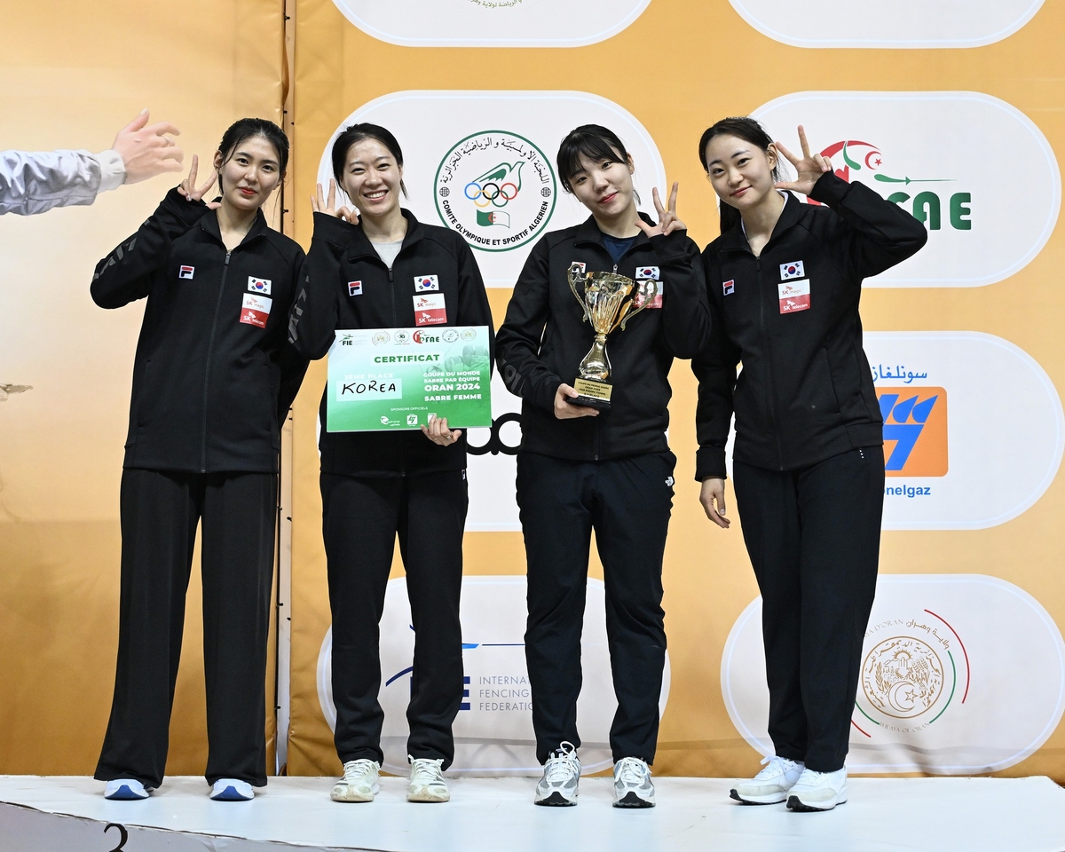 3위에 오른 여자 사브르 대표팀. 왼쪽부터 윤소연, 서지연, 전하영, 최세빈