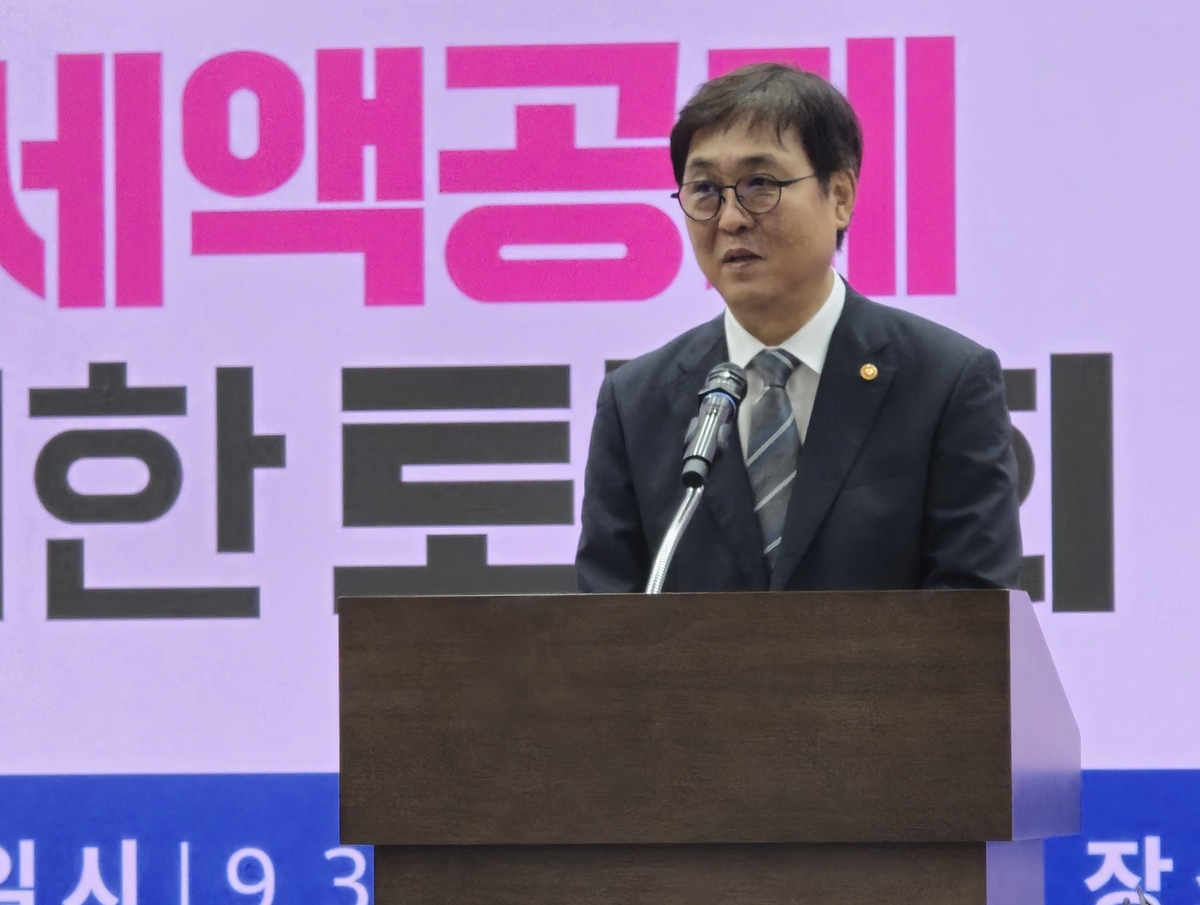 인사하는 최휘영 문화체육관광부 장관