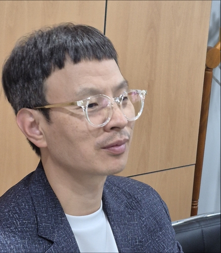 고아 청년들과 함께 연합뉴스와 인터뷰 중인 조윤환 고아권익연대 대표