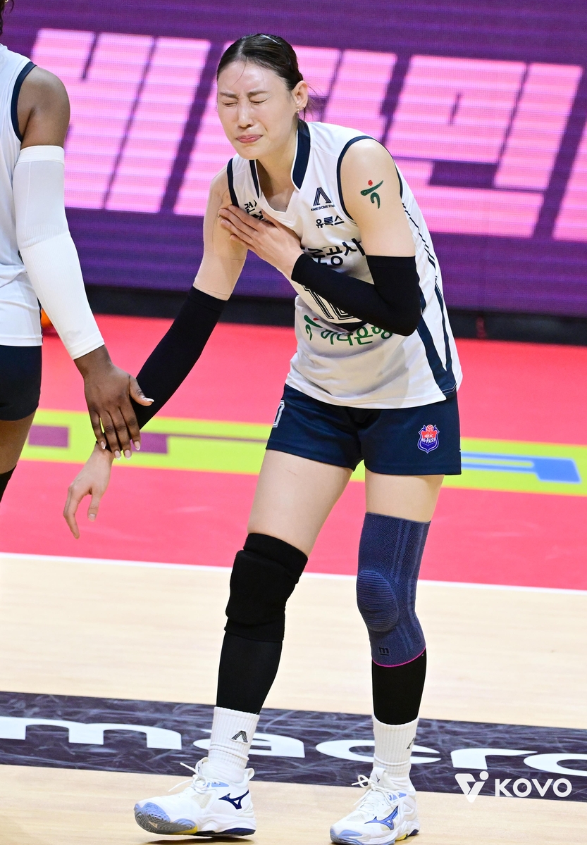 어깨 통증 호소하는 도로공사의 배유나