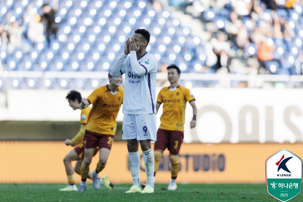 페널티킥 실축 이후 아쉬워하는 FC안양 모따