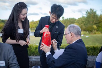 Dr. Don Brash, former Governor of the New Zealand Reserve Bank, Chairman of ICBC (New Zealand), signs on a bottle of Red Xifeng liquor at the NEXT Summit (Sky 2020) on November 25, 2020.