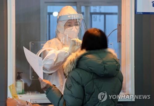 Los casos nuevos de coronavirus permanecen por debajo de 400 por 2º día consecutivo mientras la curva de infecciones se desliza hacia abajo
