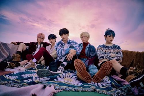 Esta foto, proporcionada por Big Hit Entertainment, muestra a los miembros de la banda masculina de K-pop Tomorrow X Together (TXT). (Prohibida su reventa y archivo)