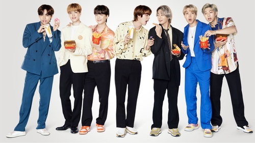 La foto, proporcionada por McDonald's Korea, muestra a la superestrella del K-pop BTS, promocionando el nuevo menú "BTS MEAL". (Prohibida su reventa y archivo) 
