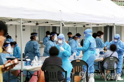 Los casos nuevos de coronavirus se mantienen en el margen de 600 por segundo día consecutivo debido a las infecciones grupales