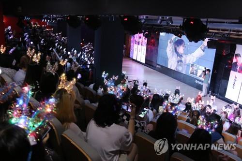 La foto de archivo muestra a los fanes chinos de la sensación surcoreana del K-pop BTS, asistiendo a un festival cultural, el 6 de junio de 2021, en un centro cultural surcoreano, en Pekín.
