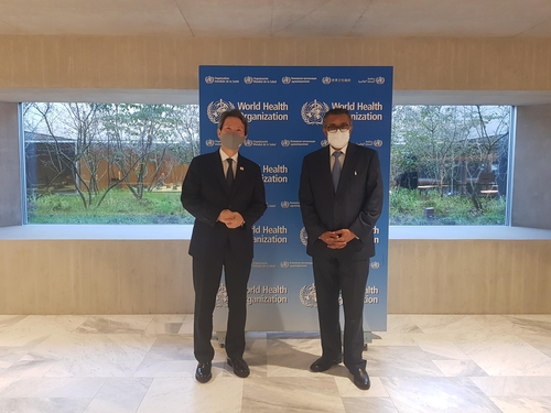 La foto, proporcionada por el Ministerio de Unificación surcoreano, muestra a su ministro, Lee In-young (izda.), posando para una fotografía con el director general de la Organización Mundial de la Salud (OMS), Tedros Adhanom Ghebreyesus, el 1 de noviembre de 2021 (hora local), en Ginebra, Suiza. (Prohibida su reventa y archivo)
