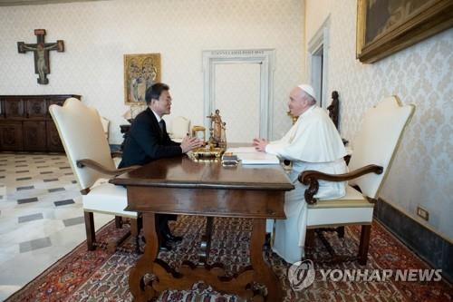 La foto, proporcionada por la Santa Sede, muestra al presidente surcoreano, Moon Jae-in (izda.), manteniendo diálogos con el papa Francisco, el 29 de octubre de 2021 (hora local), en el Vaticano. (Prohibida su reventa y archivo)