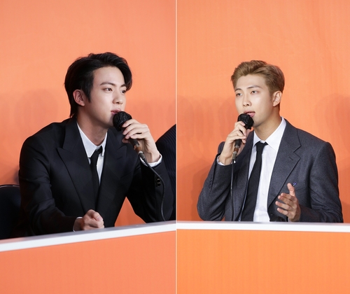 La foto de archivo compuesta, proporcionada por Big Hit Music, muestra a Jin (izda.) y RM, miembros de la sensación del K-pop BTS, hablando durante una conferencia de prensa, el año pasado, en el estadio SoFi, en Los Ángeles. (Prohibida su reventa y archivo)