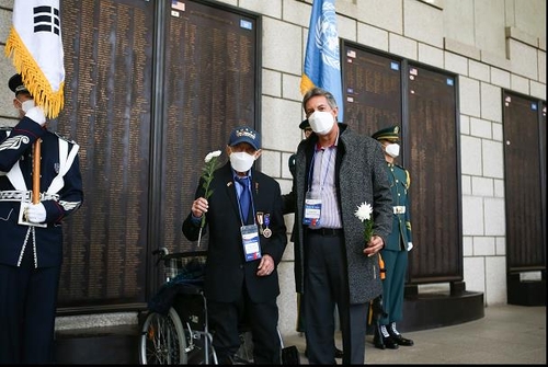 La foto, proporcionada por el Ministerio de los Asuntos de Patriotas y Veteranos de Corea del Sur, muestra al veterano colombiano Álvaro Ricaurte González (izda.) y su hijo, a inicios de noviembre de 2021, durante su visita al Centro Conmemorativo de la Guerra de Corea, en el centro de Seúl. (Prohibida su reventa y archivo)