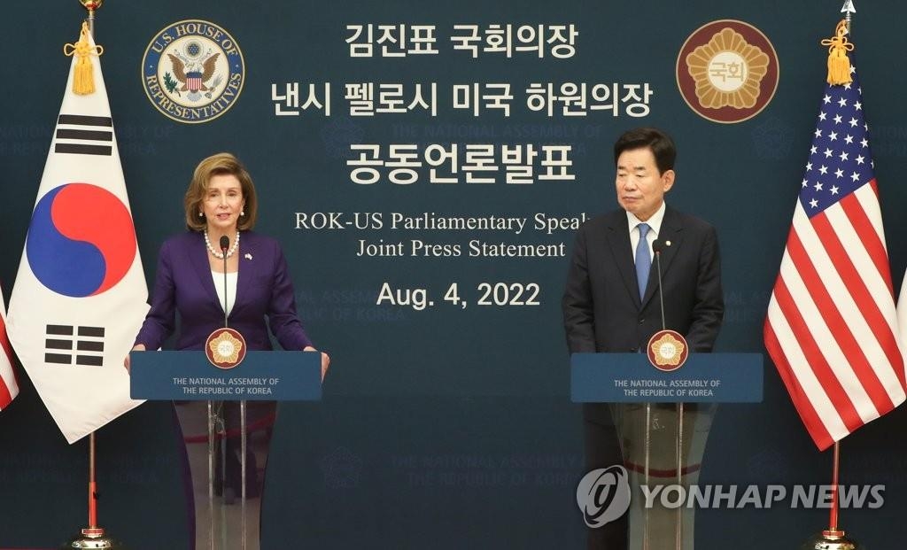 El presidente de la Asamblea Nacional surcoreana, Kim Jin-pyo (dcha.), y la presidenta de la Cámara de Representantes de Estados Unidos, Nancy Pelosi, sostienen una conferencia de prensa conjunta después de celebrar una reunión, el 4 de agosto de 2022, en la Asamblea Nacional, en Seúl. (Foto del cuerpo de prensa. Prohibida su reventa y archivo)