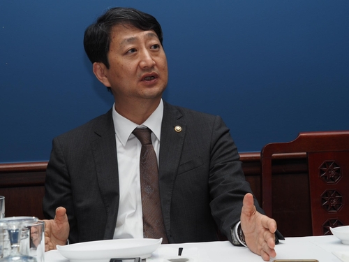 El jefe negociador de comercio surcoreano, Ahn Duk-geun, habla con los periodistas, el 5 de septiembre de 2022 (hora local), en Washington. (Foto del cuerpo de prensa. Prohibida su reventa y archivo)
